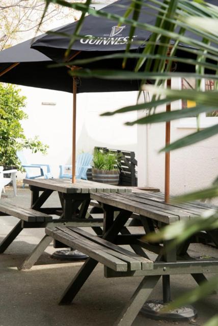 Ostello Bridge Backpackers Nelson Esterno foto The courtyard at the Old Blind Dogs