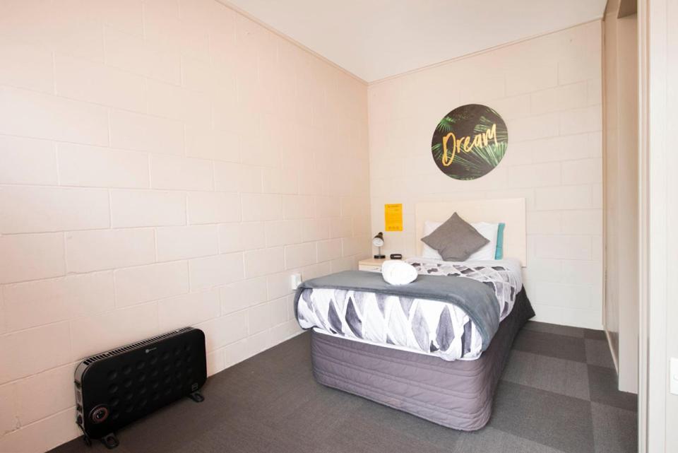 Ostello Bridge Backpackers Nelson Esterno foto A room at the hotel